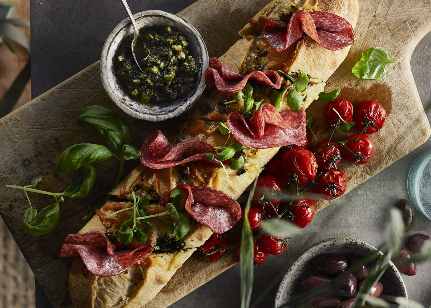 Gilde Salami varm salamibaguette med pesto og cherrytomater no022244