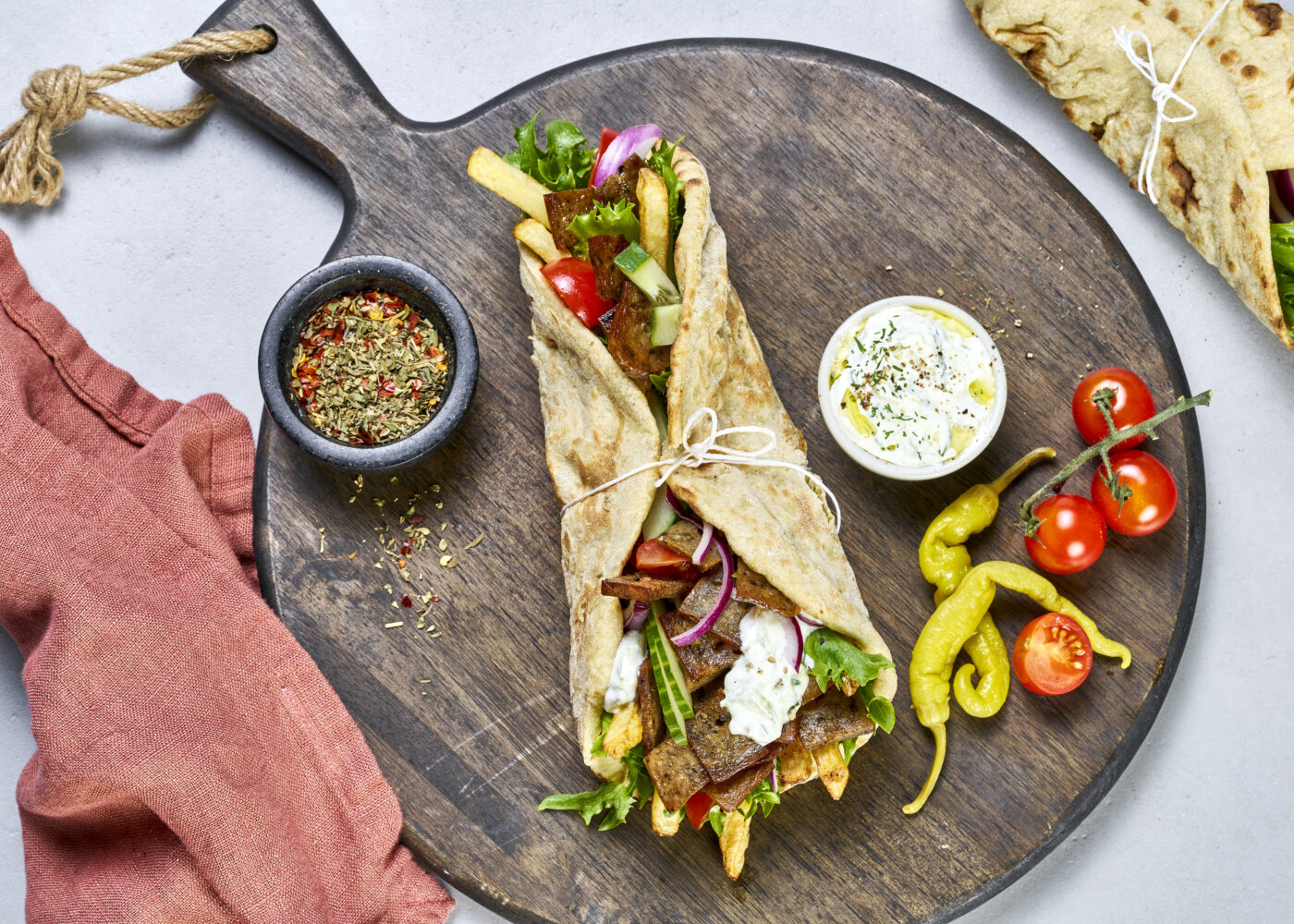 Slik lager du gyros i pita med hjemmelaget tzatziki