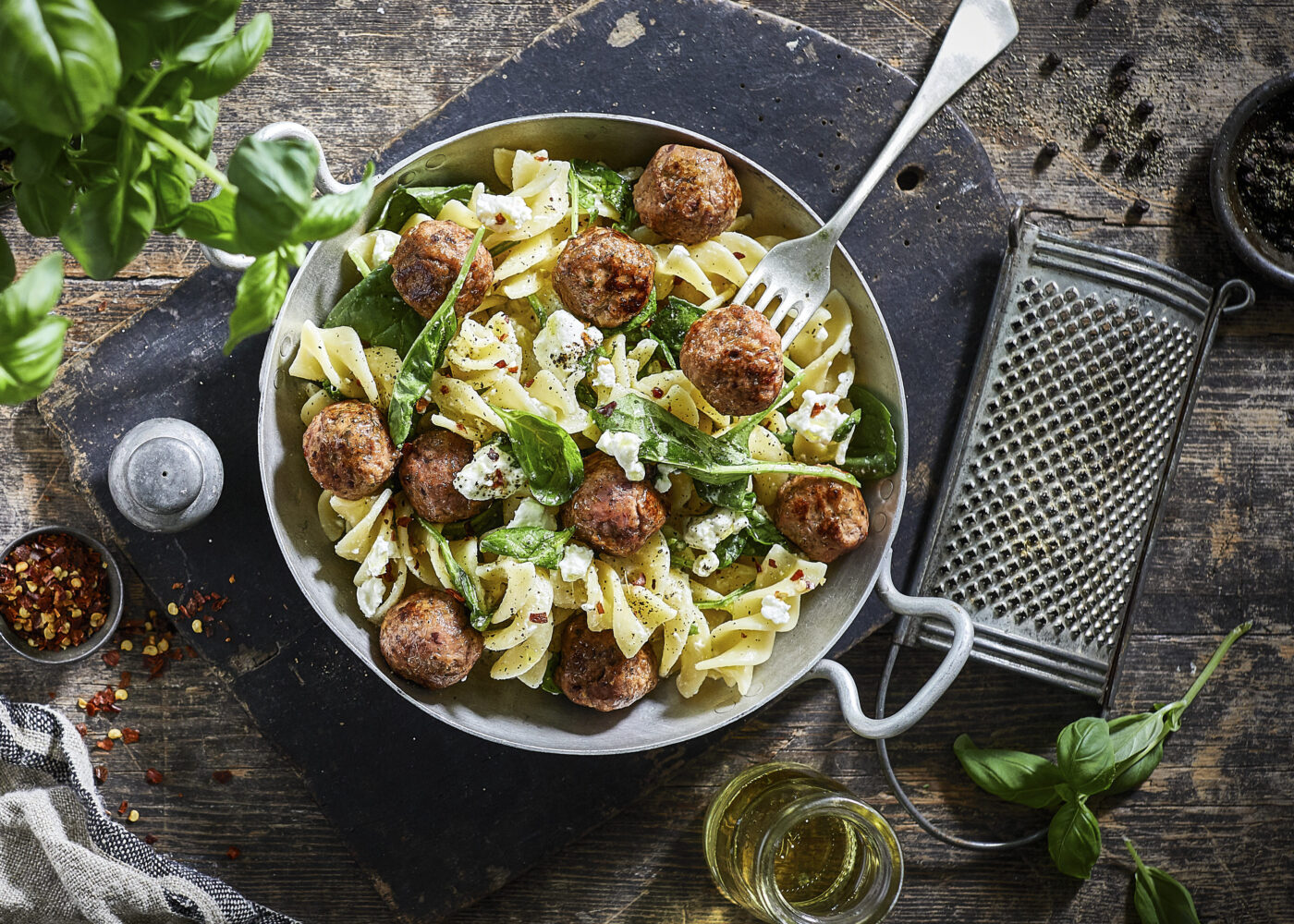 Italiensk pasta med kjøttboller, fetaost og spinat | Gilde