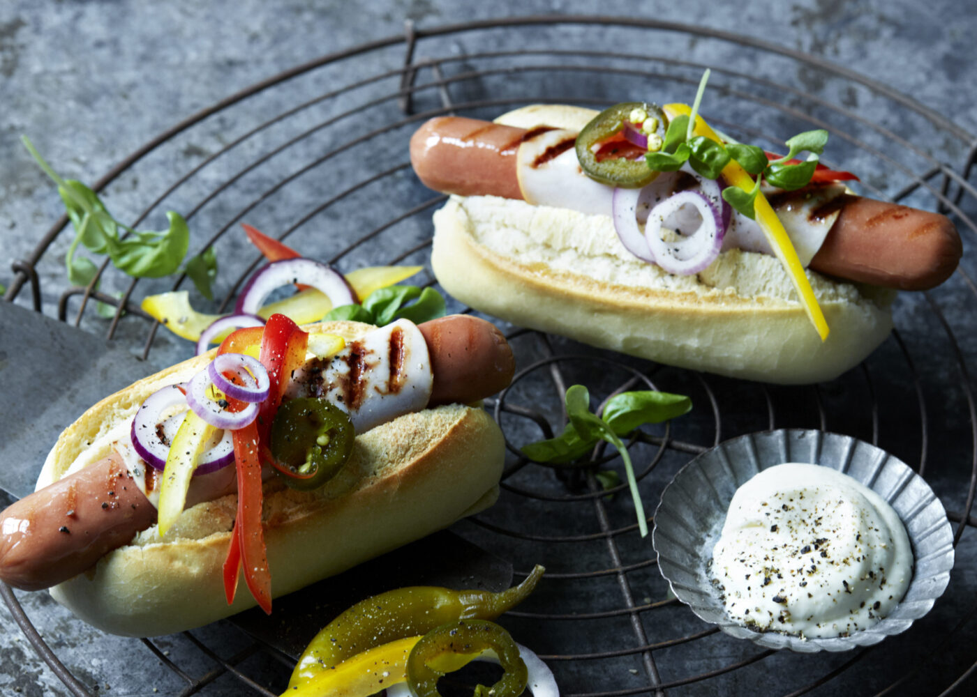 Pølse svøpt i røkt kalkunskinke med paprika, løk og jalapeños.