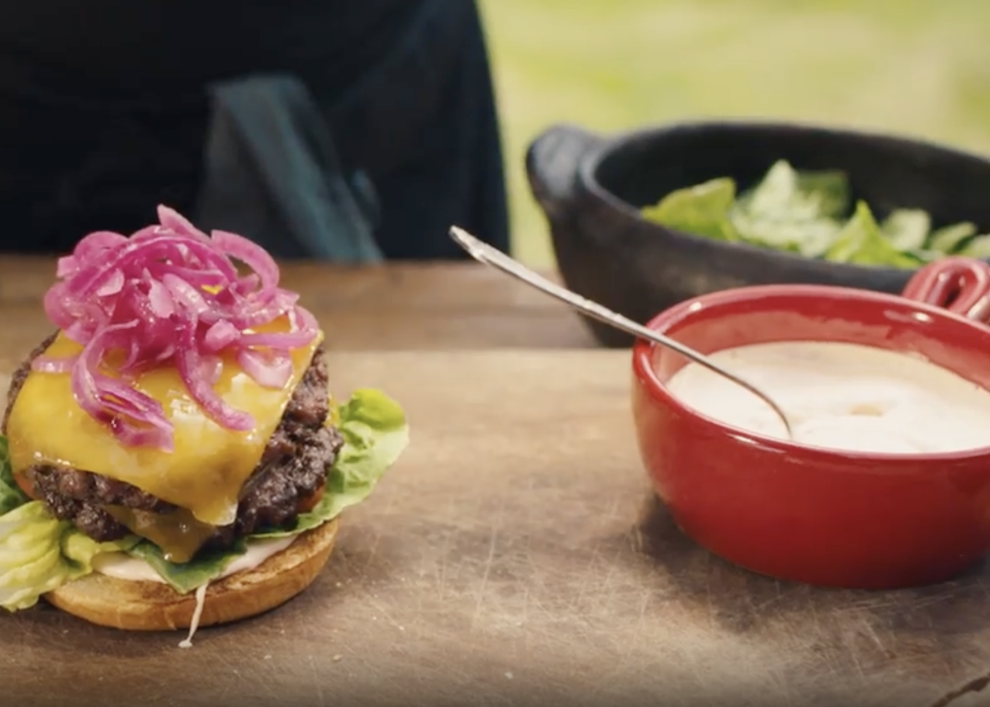 Enkel hamburgerdressing i en rød skål