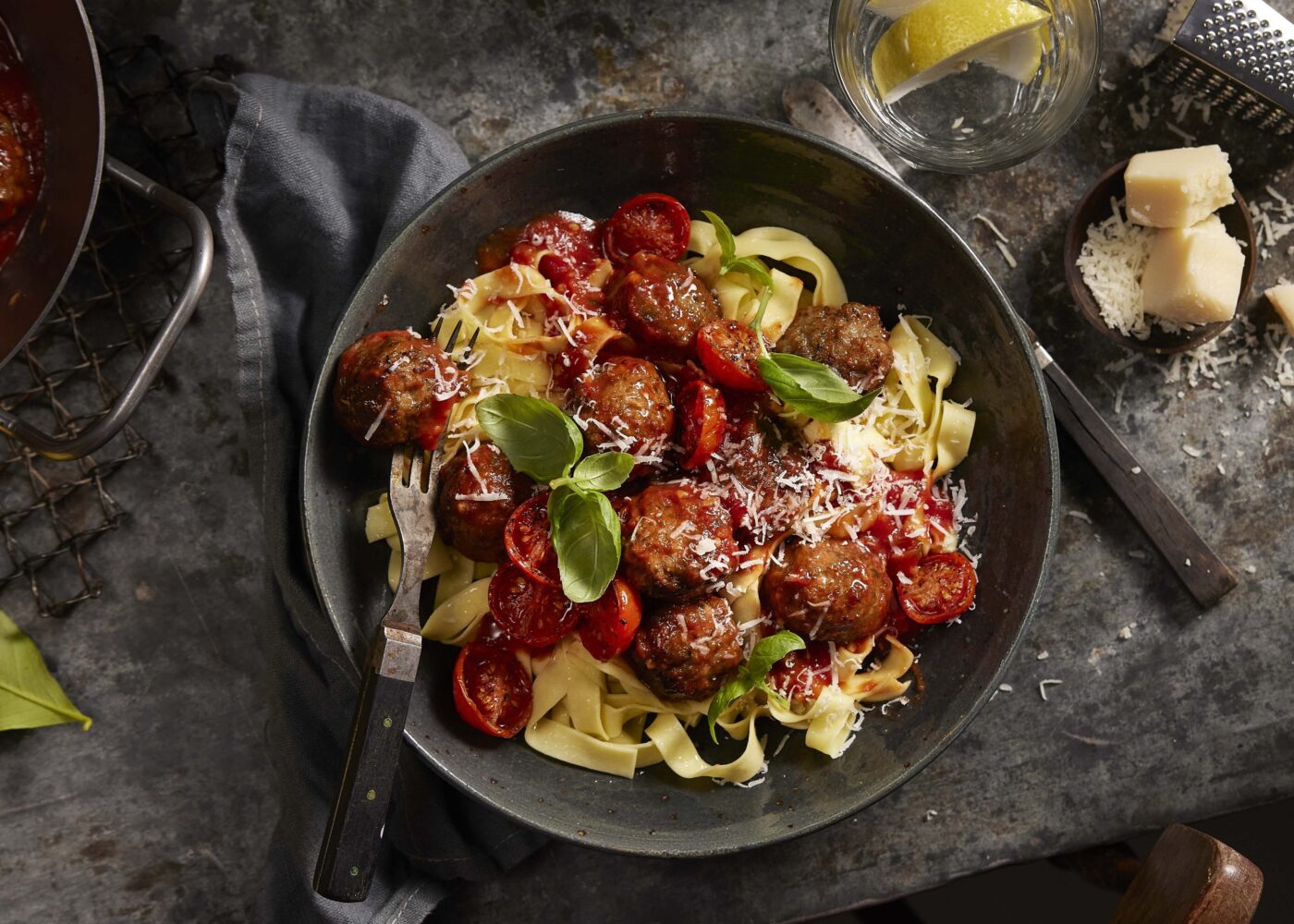 Klassisk pasta med tomatsaus og italienske kjøttboller