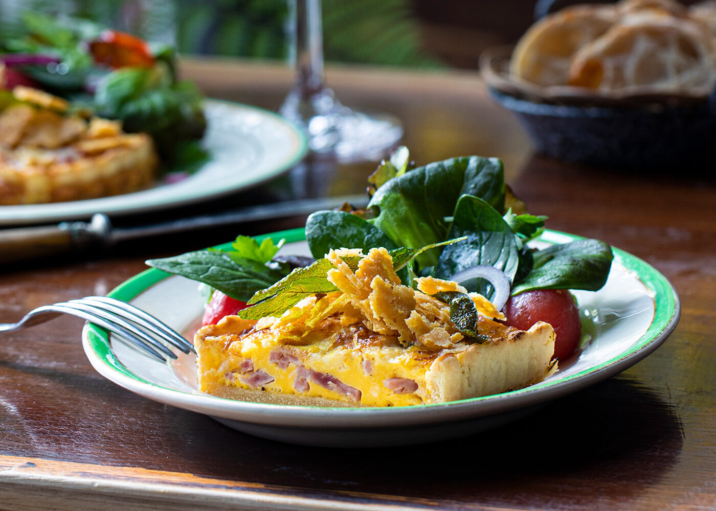 Quiche lorraine på en tallerken med salat til