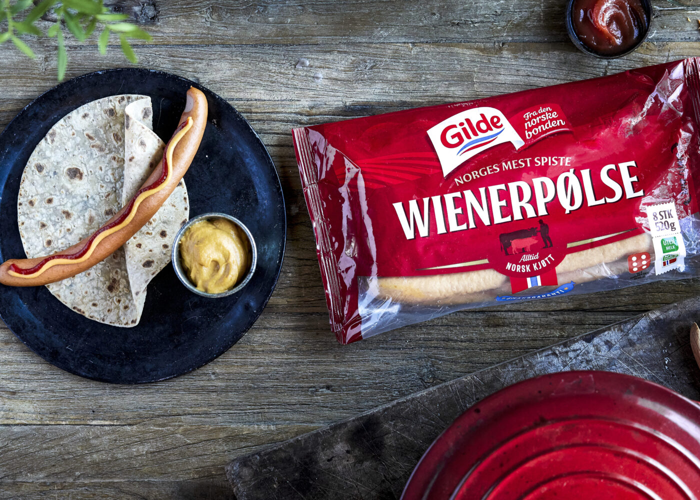 Wienerpolse i lompe med ketchup og sennep