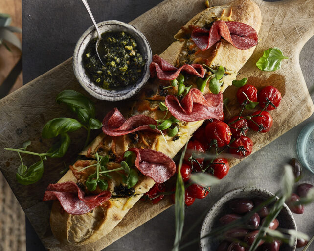 Gilde Salami varm salamibaguette med pesto og cherrytomater no022244