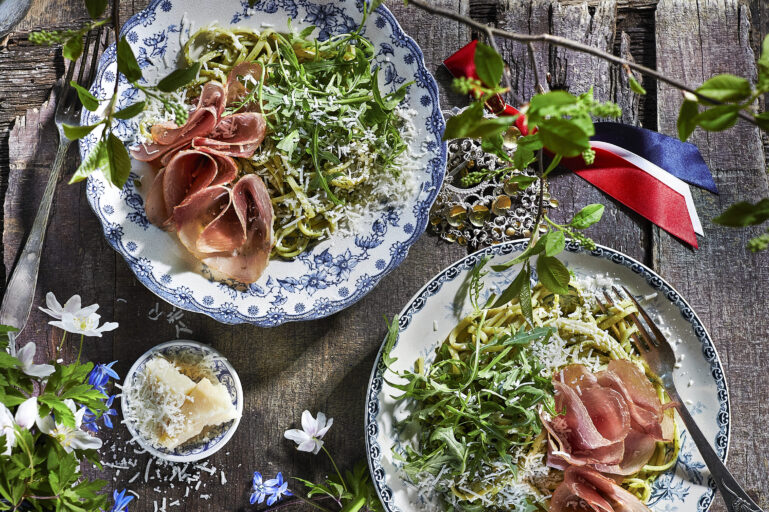 Pasta med pesto og spekeskinke