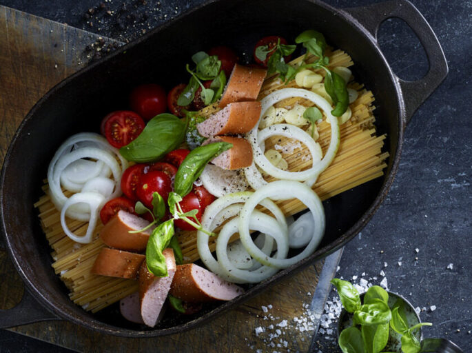 One pot gryte med pasta og pølse, i en sort gryte