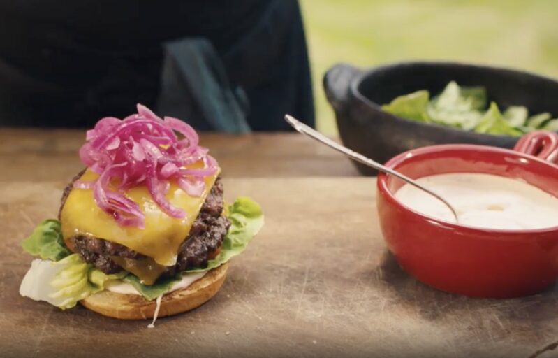 Enkel hamburgerdressing i en rød skål