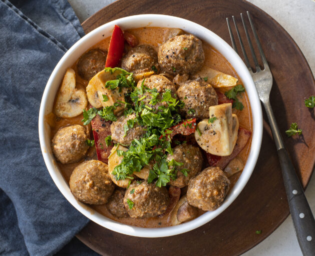 Biff stroganoff med kjøttboller