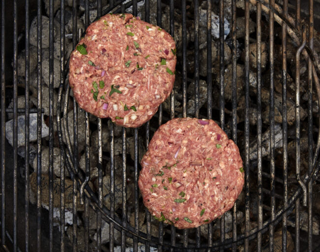 Hamburgere på kullgrill