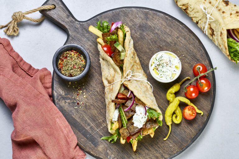 Slik lager du gyros i pita med hjemmelaget tzatziki