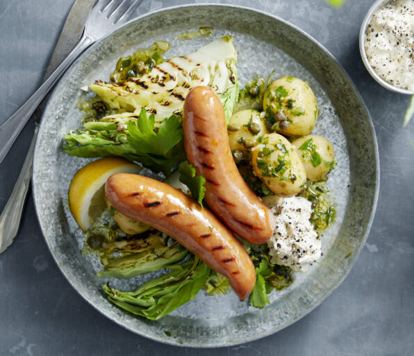 Grillede ostepolser med grillet nykal og potetsalat