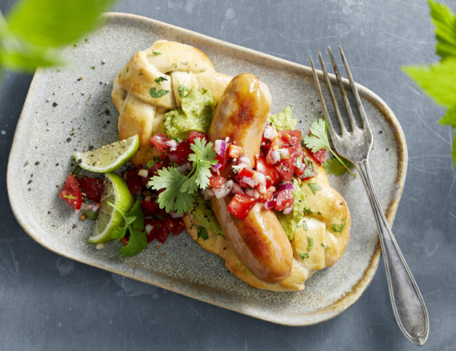 Ostepølser på flettedet pølsebrød med salsa og guacamola