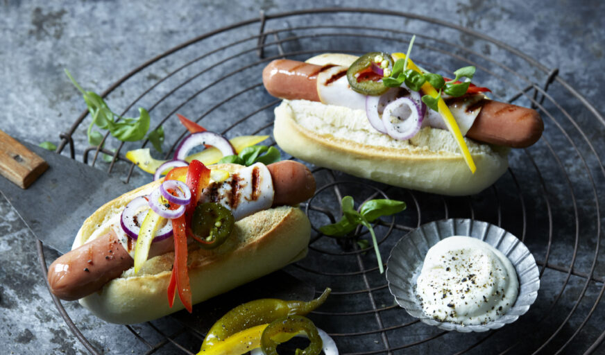 Pølse svøpt i røkt kalkunskinke med paprika, løk og jalapeños.