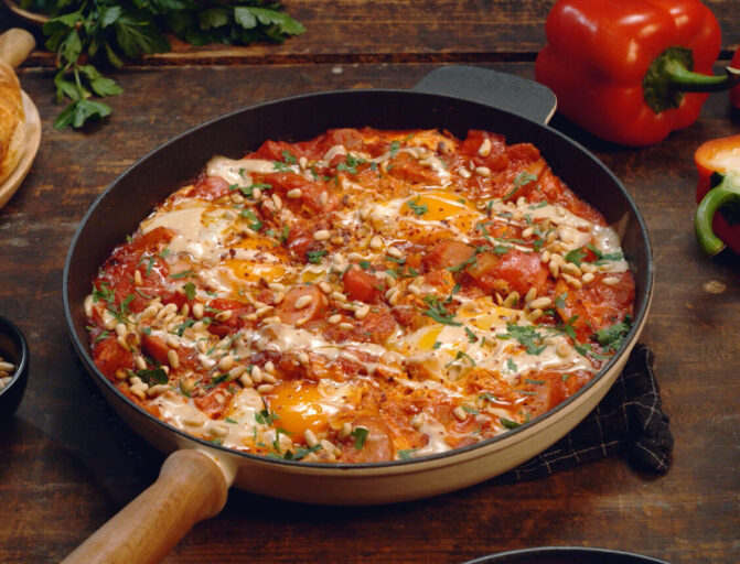 Shakshuka med cili og ostepølser