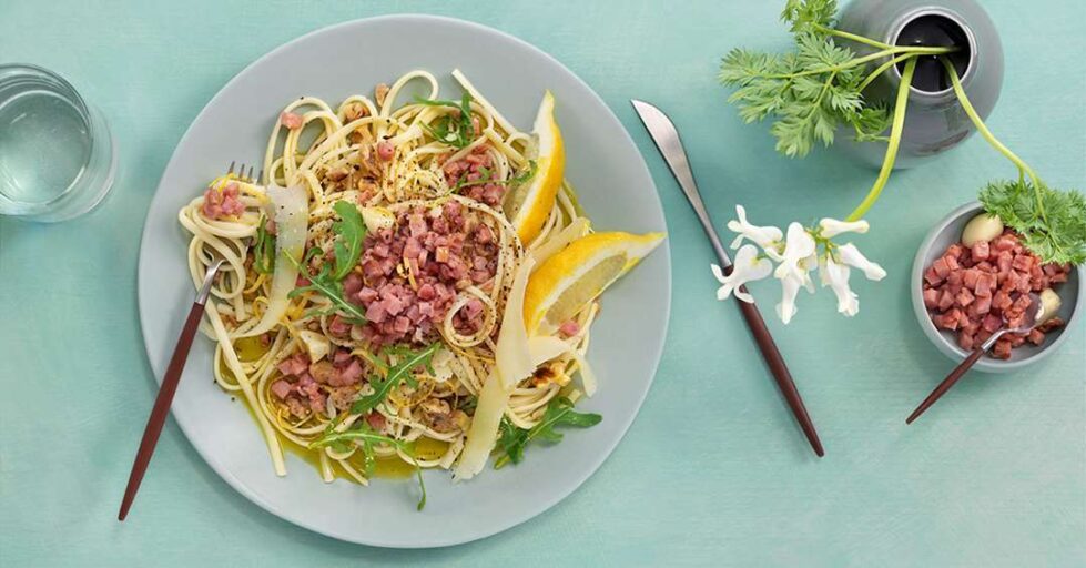 Sitruspasta med bacon og parmesan