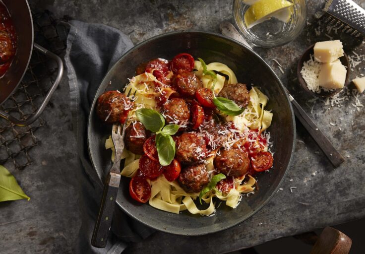 Klassisk pasta med tomatsaus og italienske kjøttboller