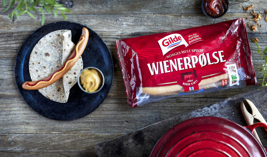 Wienerpolse i lompe med ketchup og sennep